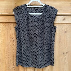 Banana Republic Black White Sleeveless Geometric Print top Size S